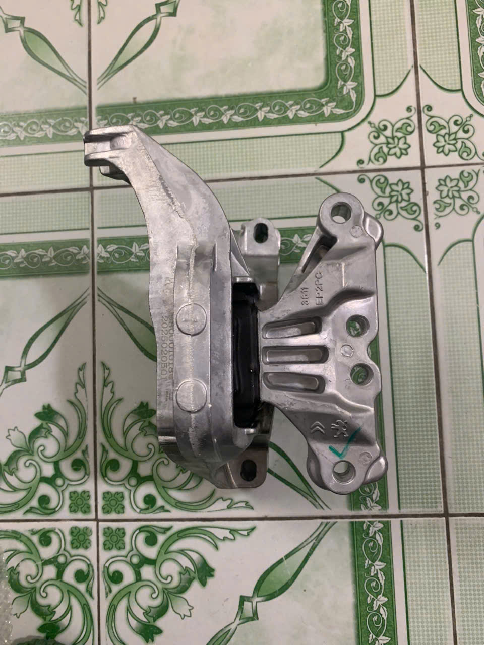 PEUGEOT CAO SU CHÂN MÁY TRƯỚC 3008 YL00940780